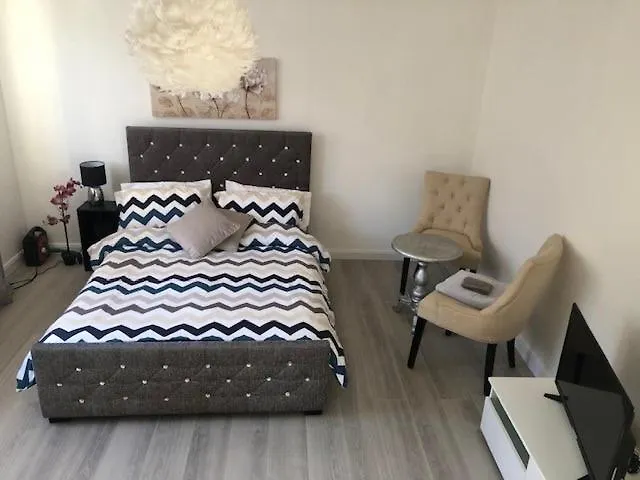 Beautiful Large Room In London Flat